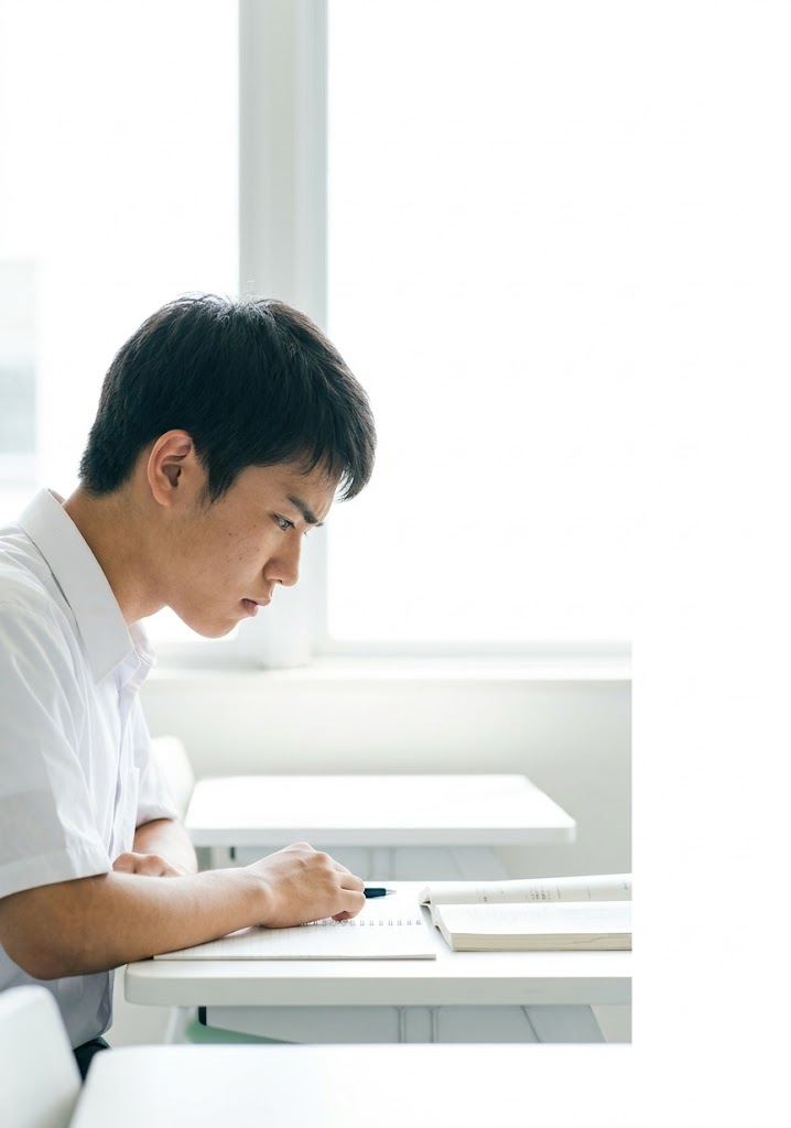 真剣な表情の高校生